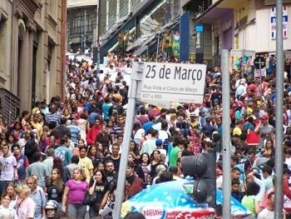 Centro de comércio popular na Capital, rua 25 de março, não se abala com a crise