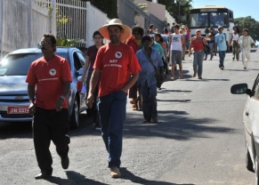 Brasília-Representantes de movimentos sociais e entidades da sociedade civil brasileira fazem protesto em frente à Embaixada de Honduras contra o golpe militar ocorrido no país 