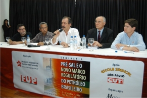 Compondo a mesa da esq. para a dir. Rogério Giannini (CUT), Osvaldo Bezerra (Sind. Químicos), Aloízio Mercadante (PT), Eduardo Suplicy (PT), João Antônio de Moraes (FUP).