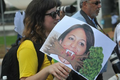 Cartaz mostra a senadora Kátia Abreu (DEM) como 'devoradora de florestas' em protesto contra mudanças no Código Florestal, em Brasília