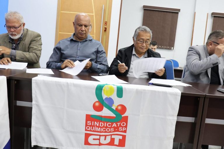 Químicos assinam acordo coletivo que garante reajuste e direitos